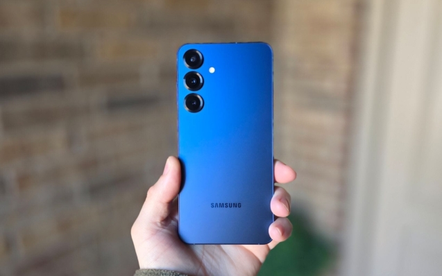 back-of-the-galaxy-s25-plus-in-blue.jpg